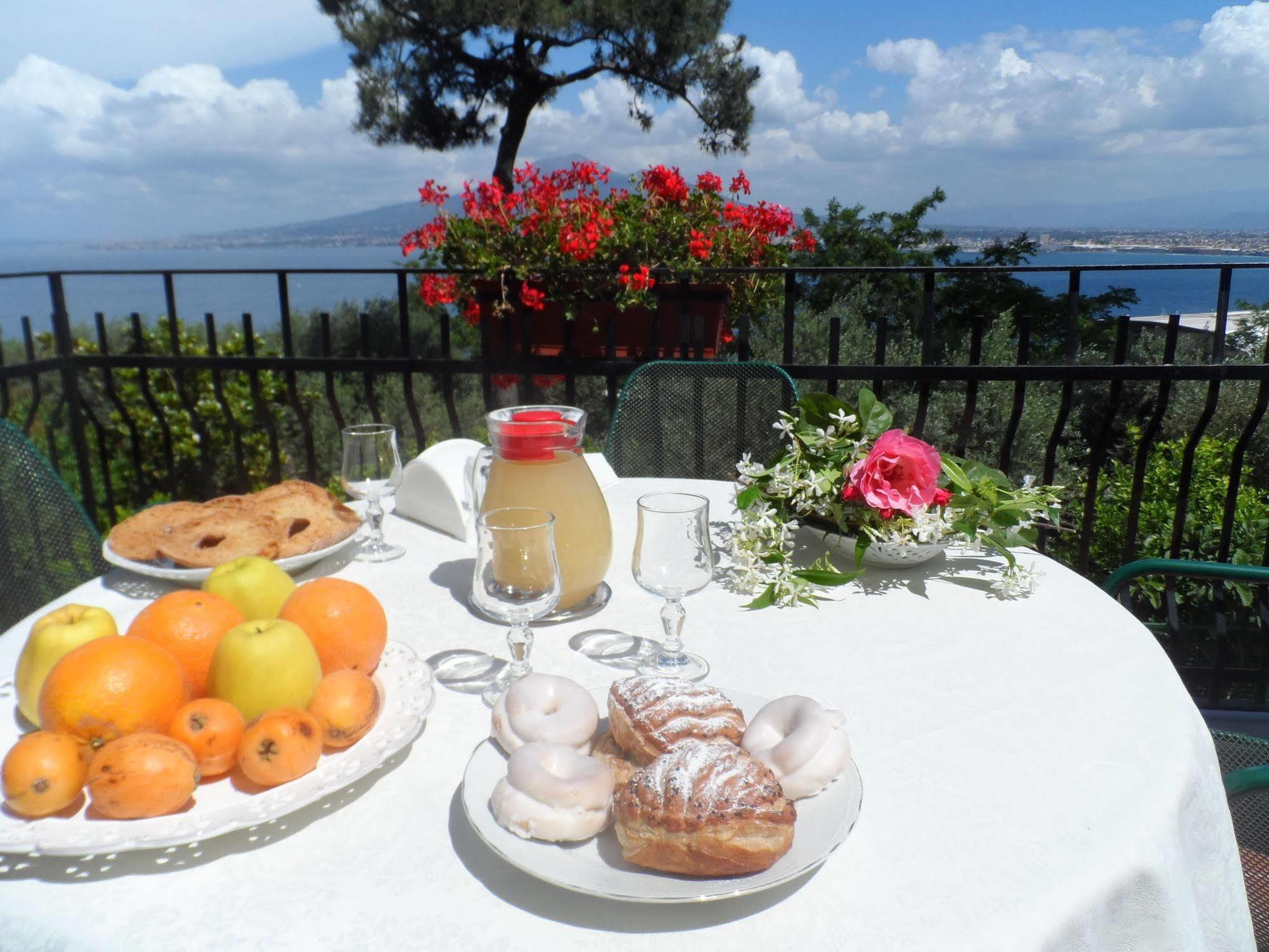 Отель Ancelle Sorrento - Casa D'Accoglienza Кастелламмаре-ди-Стабия Экстерьер фото